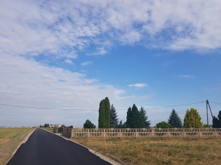 Powstaje nowa nawierzchnia asfaltowa na drodze gminnej Kaźmierzewo-Ustronie